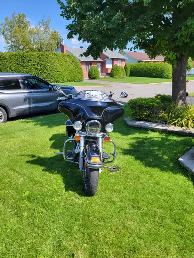 Un seul propriétaire-Moteur refait à neuf en 2024-superbe Harley avec beaucoup de chrome ajouté-fogs...