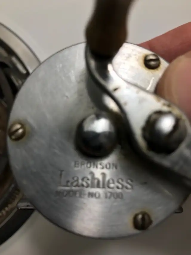 Vintage BRONSON Lashless Model No . 1700 Fishing Reel . in Fishing, Camping & Outdoors in Sarnia - Image 5