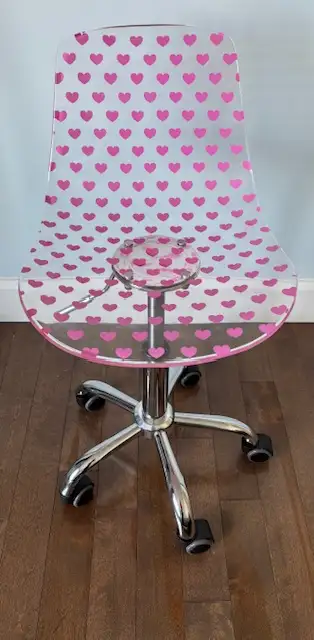 Chaise unique en plexiglass pour le bureau, état impeccable. Se baisse jusqu'à 17 po et se monte jus...