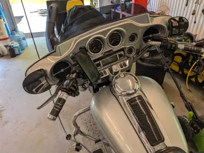 Harley Davidson FLHTC 1690 avec exhaust 50/50 et original vient avec siège passager petit et celui a...