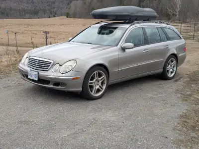 Well maintained E500 wagon that comes with: - 2 sets of rims tires, summer and winter. - Roof top ca...