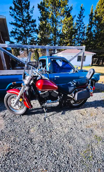 2003 Kawasaki Vulcan, 800cc, chain drive, runs well, low mileage (21, 530 km), saddle bags, windshie...