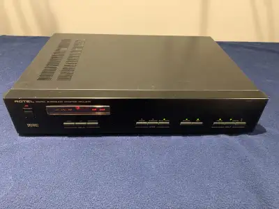 Appareil signal processor (SGNPRO) ROTEL modèle RDA-975 fabriqué année 1998. En excellente condition...