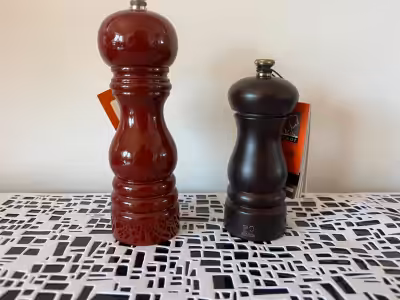 NEUF * MOULINS À SEL ET À POIVRE PEUGEOT * (prix dans description / 60$ le lot de 2) Les 2 moulins s...