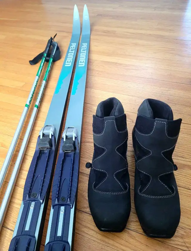 Cross Country Ski set - Mens 8.5 - 10.5 / Womens 9.5-11.5 in Ski in Winnipeg - Image 5