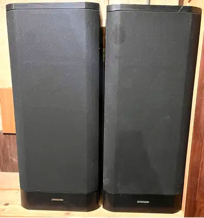 These Pioneer CS-R590 floor speakers deliver rich, full sound. Specifications: - Model: CS-R590 - Ty...