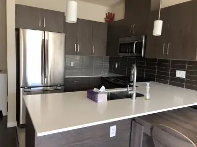- Near Royal Oak Skytrain Quiet 2 beds + 2 bathrooms apartment (at top level) - fully furnished; - 7...