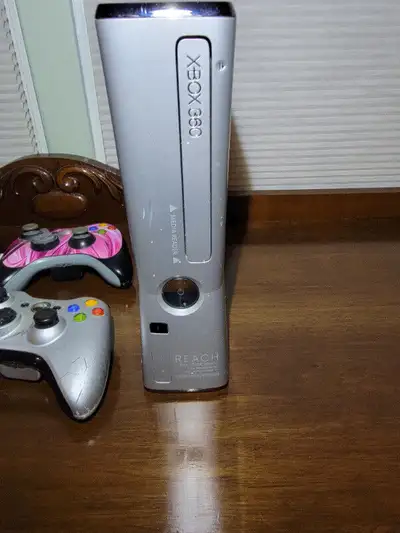 I'm selling an Xbox 360 Limited Edition console - Halo: Reach 250GB with 2 controllers, power adapte...