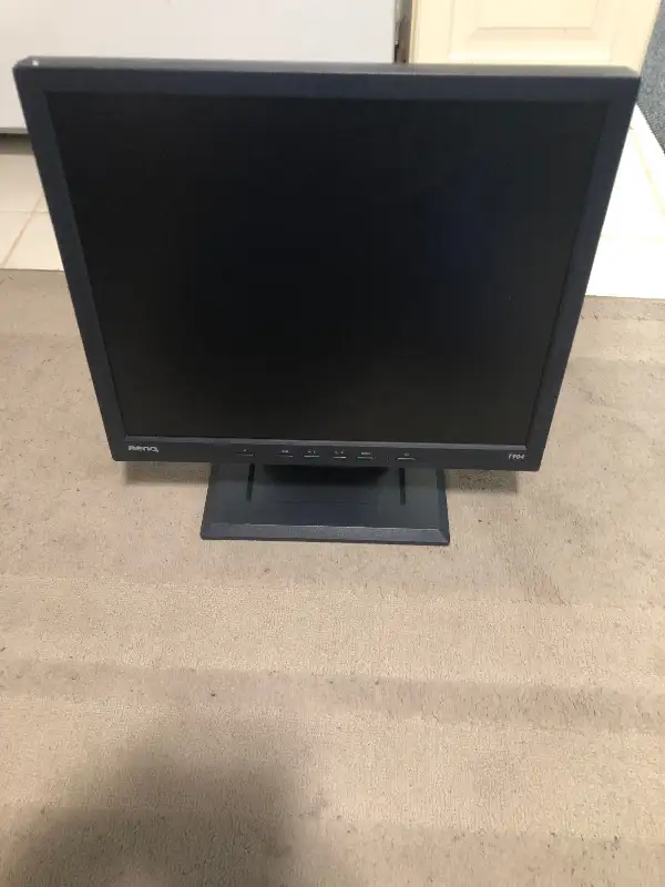 $45 for computer monitor comes with power cable and has vga port in Desktop Computers in Mississauga / Peel Region - Image 2