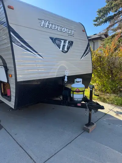 EXTERIOR • Retractable awning • Pass-through front storage • TV antenna • Spare tire with cover • Pr...