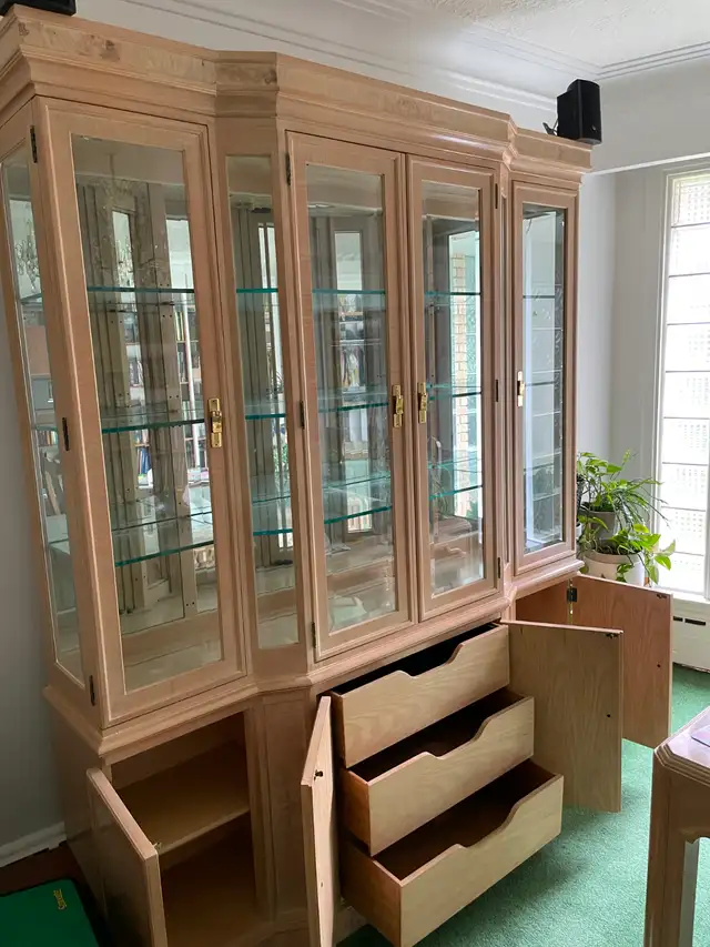 Drexel - Ash Burl display cabinet / credenza in Hutches & Display Cabinets in Winnipeg - Image 5