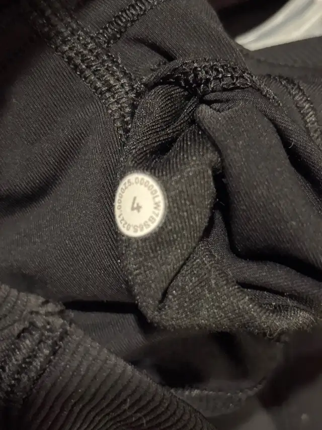 Lululemon Shorts sz4 xsmall in Women's - Bottoms in City of Toronto - Image 6