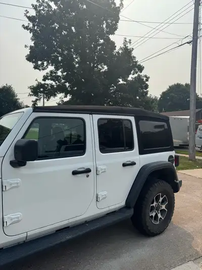 Jeep wrangler soft top from factory. Used on a 2021 4 door jeep wrangler rubicon. It is compatible w...