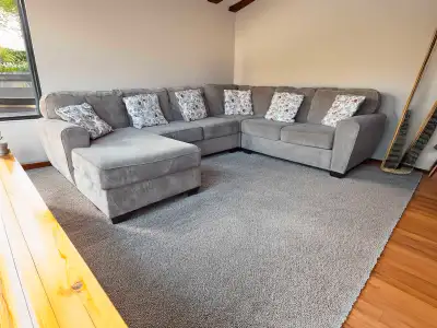 No rips or stains or issues. Free Delivery. Pickup in Central North Calgary. 72" x 130" x 103"