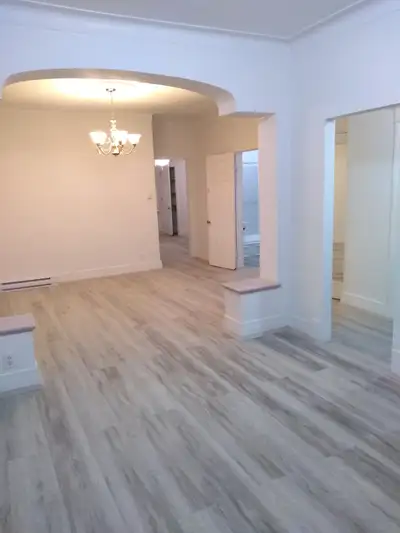 5 1/2 au 2ième étage rue de verdun entre woodland et démarchais , entré pour laveuse sécheuse , 2 ch...