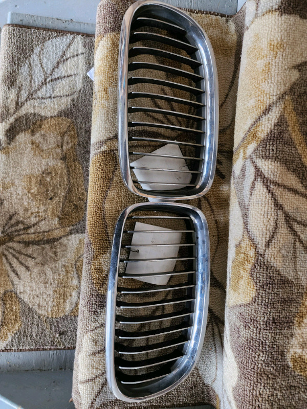 BMW 335XI 2010 front grill pair in Auto Body Parts in Edmonton