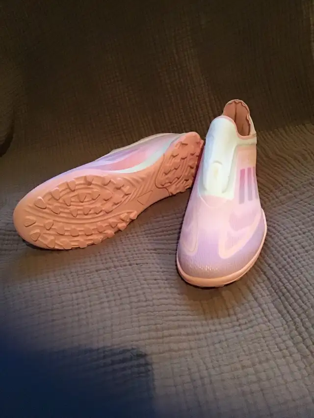 Women’s soccer shoes in Women's - Shoes in Markham / York Region - Image 3