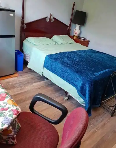 Large Room Available Immediately 15min To Darlington OPG Plant and 5 mins to 401/Bennett Rd Area. Cl...