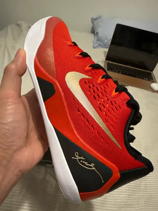 Nike Kobe IX Em Protro in Men's Shoes in City of Toronto - Image 3