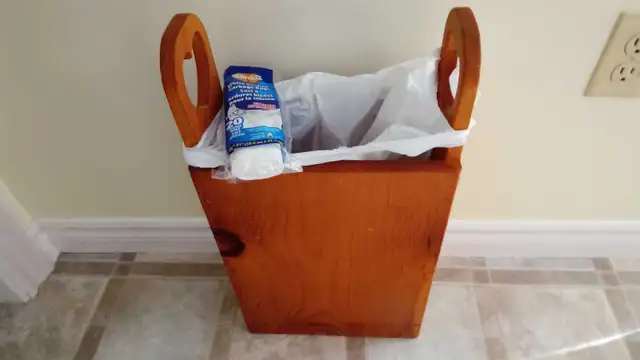 HANDCRAFTED PINE CONTAIINER HOLDS 21 L BAG in Storage & Organization in Annapolis Valley - Image 2