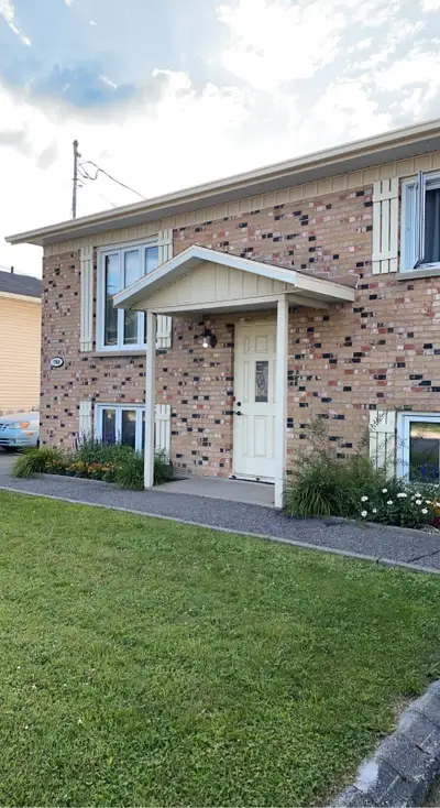 FEMME SEULEMENT* Chambre à louer, tout inclus dans un 4 1/2