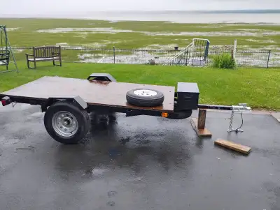 Trailer utilitaire 4'X8', acheté le mois dernier . Mon déménagement est terminé Viens avec 2 pneus d...