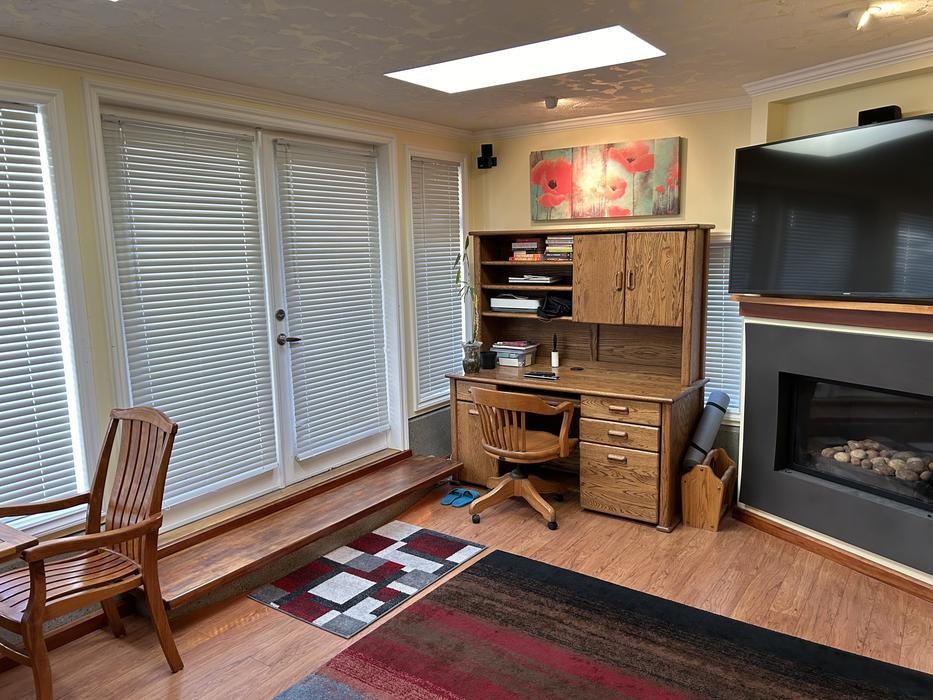 NOV. 1ST. BATCHELOR SUITE $1550 GONZALES/OAK BAY AREA. 5