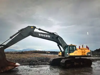 2012 Volvo 700 - no bucket -serviced since new- recent oil change, hydraulic pump work done. Fire su...