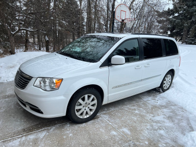 2014 Chrysler Town and Country Touring Amazing condition 