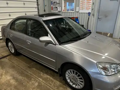 2002 Acura EL manual fully loaded with leather interior A/C needs recharge 303,000km runs well good...