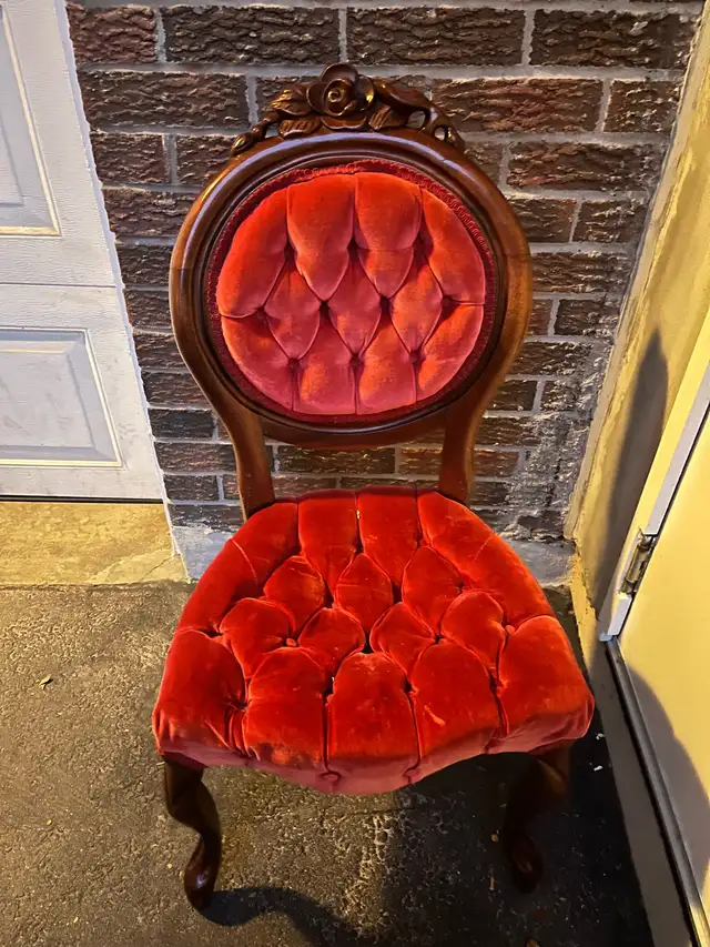 Vintage Victorian Chair in Chairs & Recliners in Oakville / Halton Region - Image 2