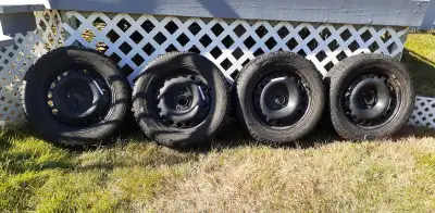 Ensemble de quatre Pneus d`hiver Toyo Observe 215-55-R16 sur rims 5x110 Était pour un chevrolet HHR...