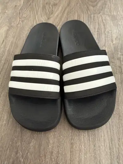 These are a pair of Adidas boys slides in a size 5, perfect for your little athlete. These slides ar...