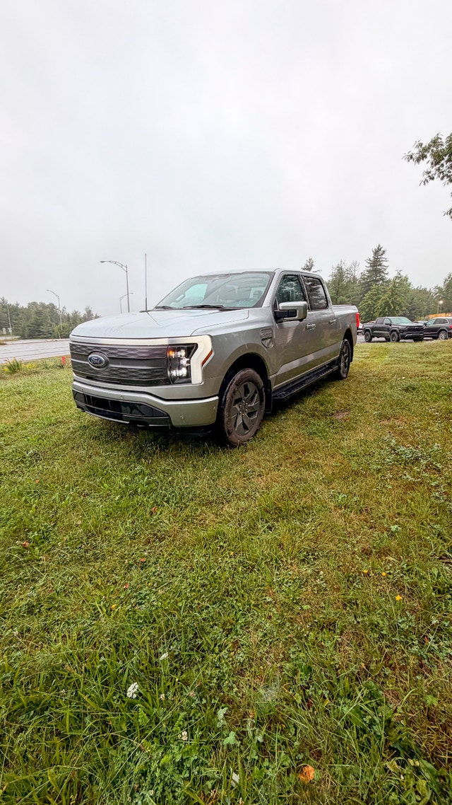 Ford F-150 Lightning XLT Lariat 2023 — photo 2
