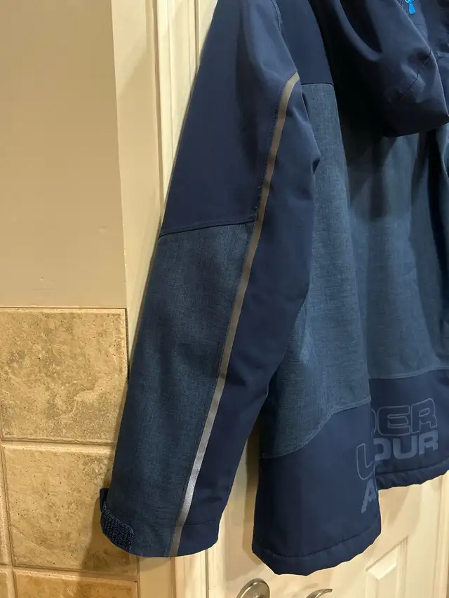 Boy’s UNDER ARMOUR Insulated  Snowboarding Jacket (L 14-16) in Kids & Youth in Calgary - Image 4