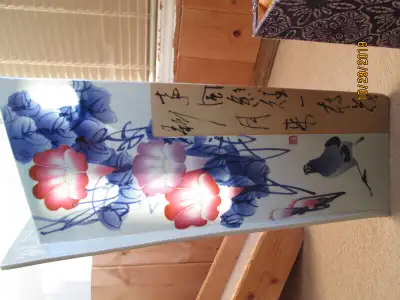 rare triangular Chinese vase hallmark 景德镇市 (brand new), View more