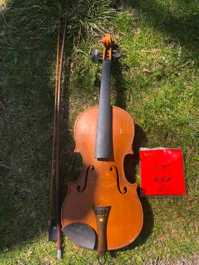Hi, -believe this to be a 1/2 Violin (see pics) -label inside reads; antonius stradivarius cremonens...