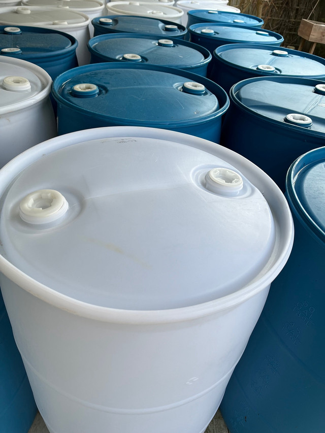 55 gallons plastic barrels top closed  in Outdoor Tools & Storage in Kitchener / Waterloo - Image 2