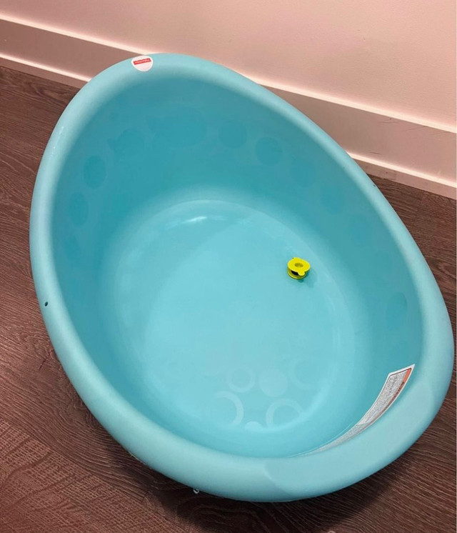 Baby Bath tub + Free (Toys) in Bathing & Changing in City of Toronto - Image 4