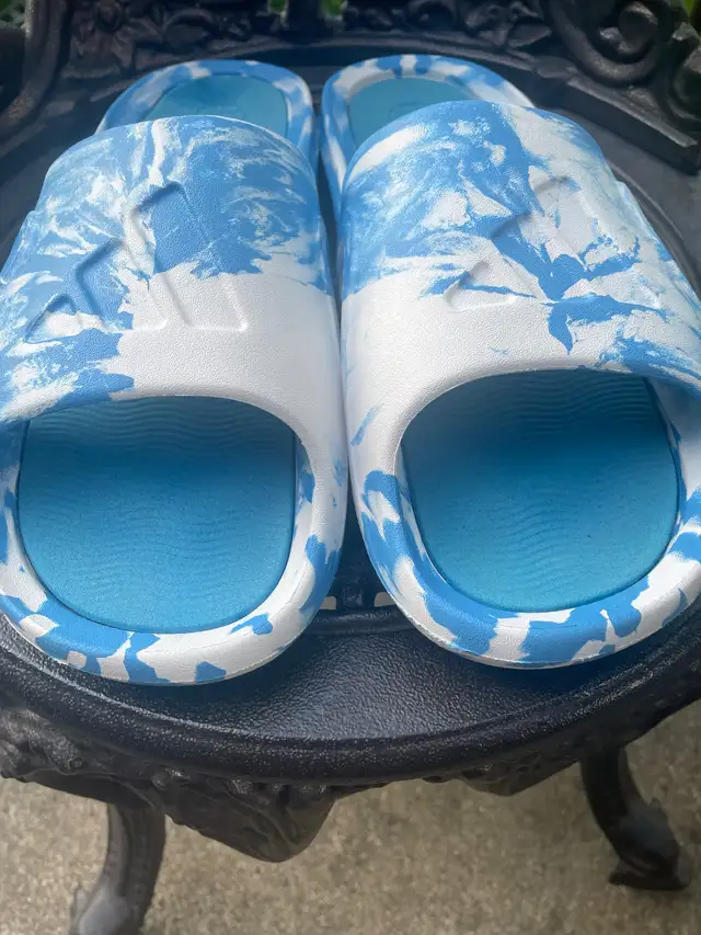 NEW Adidas Adicane slides. Size: 11 in Men's Shoes in City of Montréal - Image 3