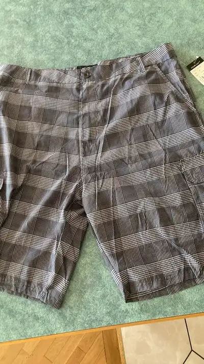 New light weight mens cargo shorts. Has tons of pockets. Size 40, View more