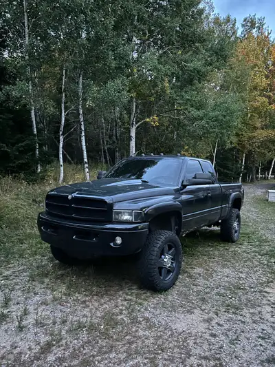 2002 dodge 2500 Laramie sport - 360,000 km - 5.9 Cummins - 5 speed manual - south bend dual disk clu...
