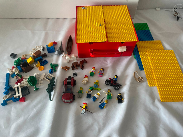 LEGO, LEGOS, Pick and Build – Bricks and Mini figures, base dans Jouets et jeux  à Ville de Montréal