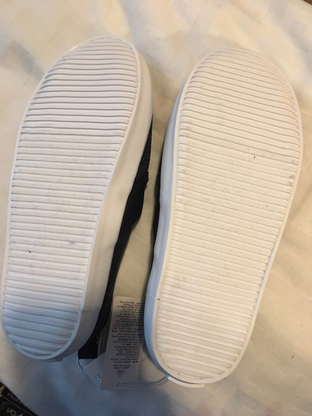 Old navy slip on kids shoes navy. Toddler boy Size 11 in Kids & Youth in Mississauga / Peel Region - Image 2