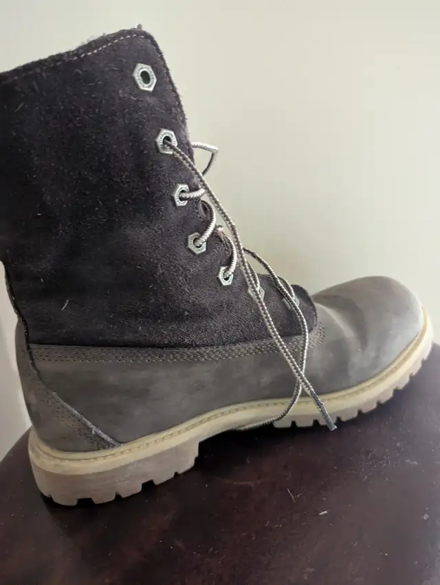 Dark Brown Timberland Boots in Women's - Shoes in Mississauga / Peel Region - Image 4