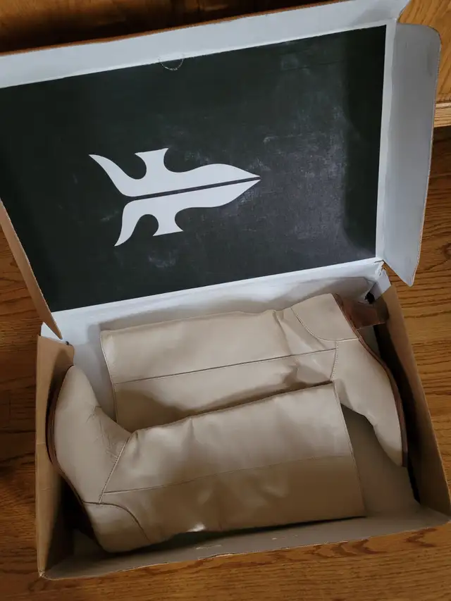 Frye Leather Boots - Vintage, new in box never worn in Women's - Shoes in Calgary - Image 4