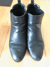 Boots: Size 8 or 9 (Pickup in Centrepointe, Sportsplex Area)