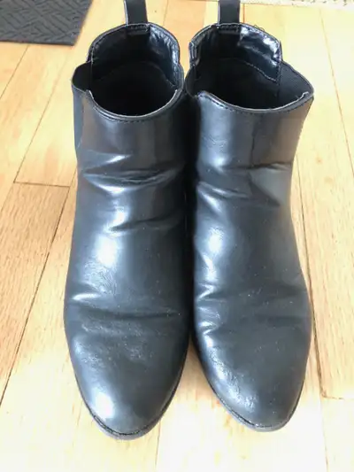 Boots: Size 8 or 9 (Pickup in Centrepointe, Sportsplex Area), View more