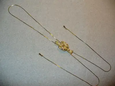 Cactus avec 7 pierres sur chaîne de 16 po fini or, aucune attache, s'enfile par-dessus la tête et s'...