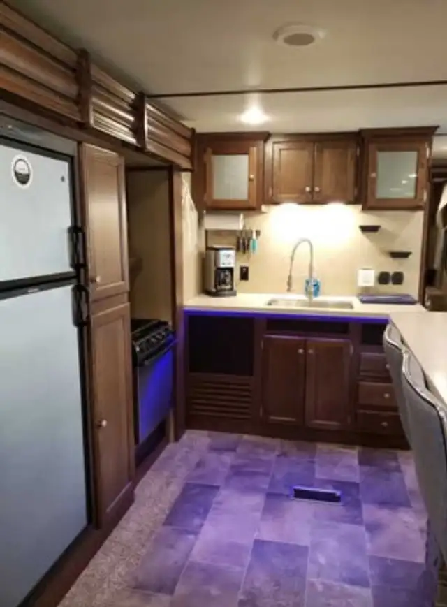 2017 Keystone Sprinter 332DEN | 4 Slides | Rear Living | $38,000 in Travel Trailers & Campers in Chilliwack - Image 3